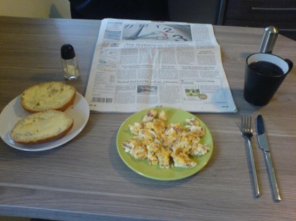 strohwiter, frühstück, ei, rührei, speck, kaffee, heiß, schwarz, lecker, brötchen, butter, zeitung, TV, Trierischer Volksfreund, Eifelbild